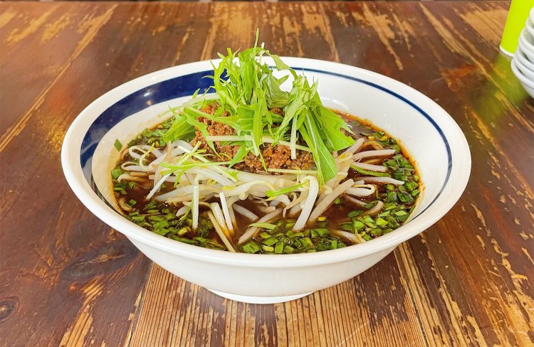 虎特製スタミナそば900円。