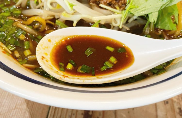 真っ赤なスープに緊張が走る。