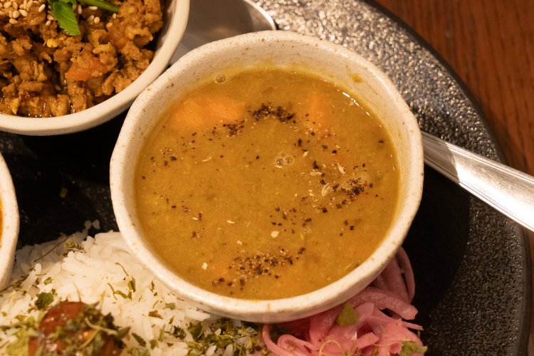 サンバル 有機野菜とムング豆のカレー。