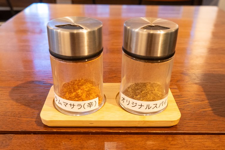 辛さが物足りない人は、自家製ガラムマサラを。クミン中心のオリジナルスパイスも卓上に。