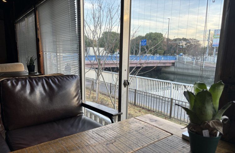 ソファ席から見下ろせる仙台堀川、木場公園の緑も映える。