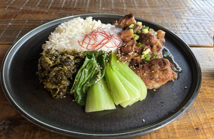 スパイスたっぷりな干し椎茸と国産豚のルーロー飯1030円。