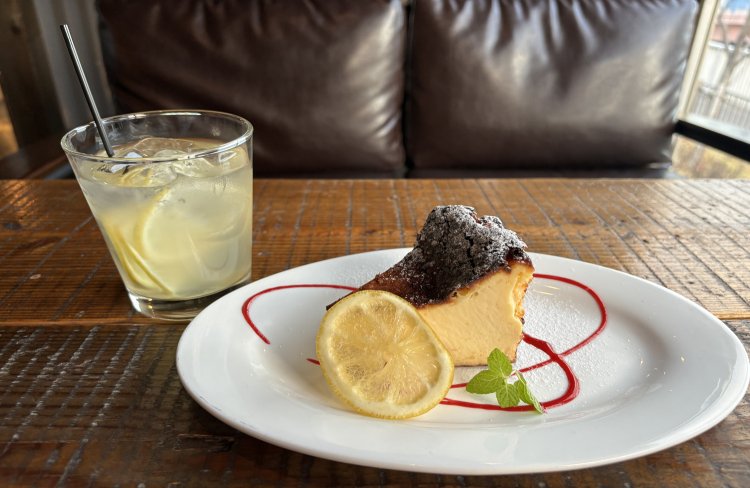見た目もかわいらしいPSTバスクチーズケーキ770円、レモネード550円ともよく合う。