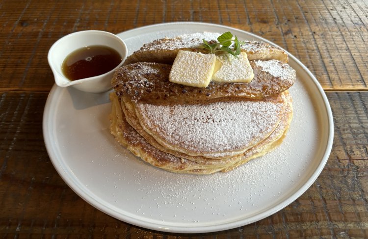 ふんわりしたクラシックパンケーキ858円は、シンプルなおいしさ（写真はダブルサイズ）。各種トッピングが映える味だ。