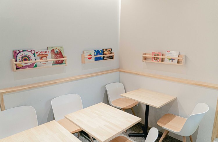 木材を基調としたあたたかみのある店内、季節に合わせて絵本も並ぶ。
