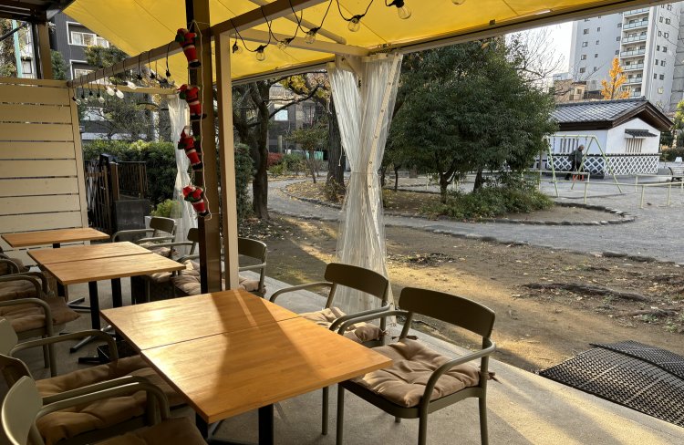 深川公園直結のテラス席も。先会計なので、食べ終わったら公園へ直行できるのもうれしい。