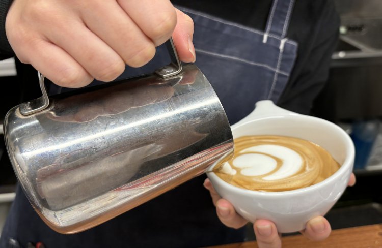 慣れた手付きでラテアートを披露してくれた店主の小島佳子さん、ほのかな甘みのコーヒーとふわふわミルクがおいしい。