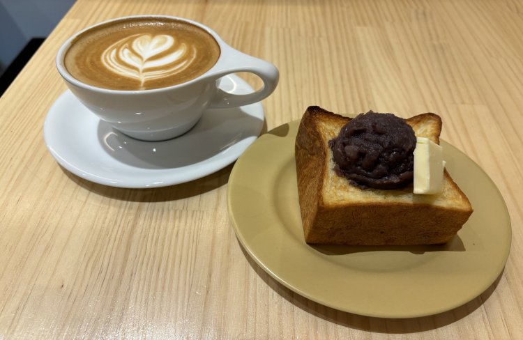 相性の良いカフェラテ550円と、もっちり食感のあんバタートースト700円。
