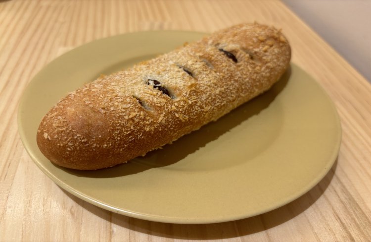 お散歩のお供に食べやすいスティックカレーパン260円。