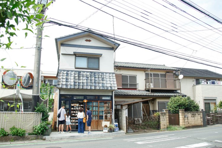 不老川近くの静かな住宅地にあるが、常に客足が絶えない。