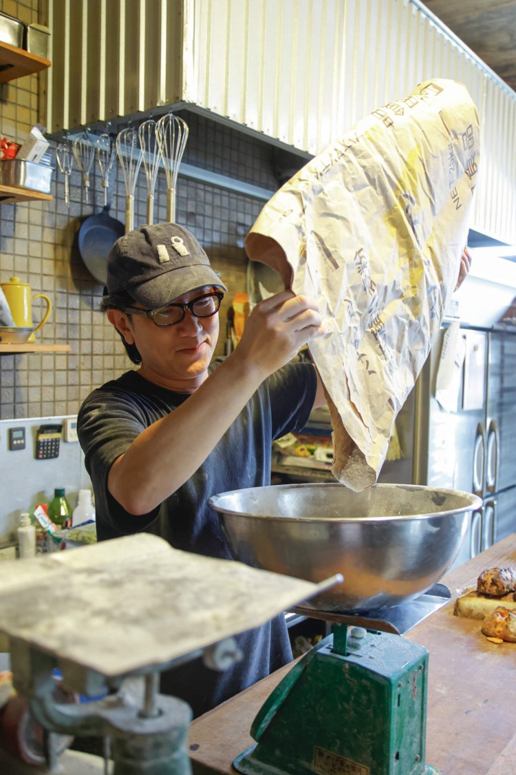 ハナマンテンを計量する若松さん。