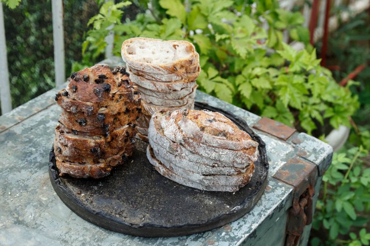 薄くスライスし「パンタワー」にして食卓に出すと楽しい。奥がハナマンテンのパンドロデヴ、左がメランジェ、右はハナマンテンのロデヴナッツフリュイ650円。