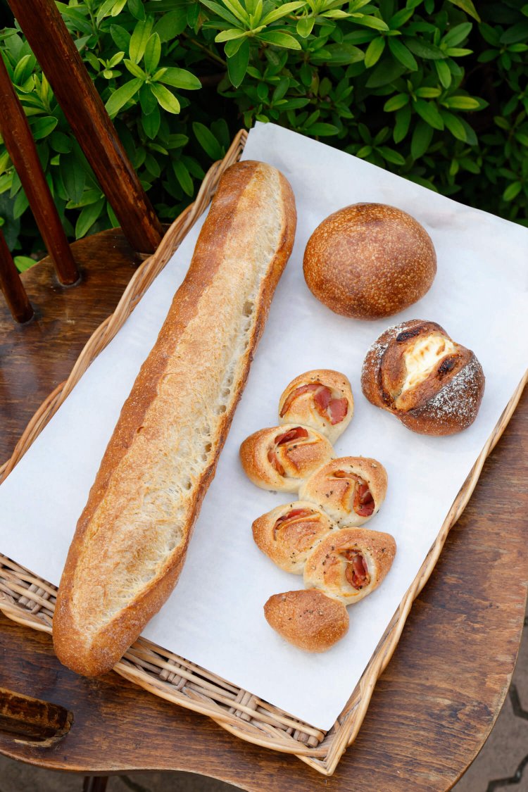 右上から時計回りに、カレーチーズ250円、いちじくとクリームチーズ250円、ベーコンエピ250円、フランスパン300円。