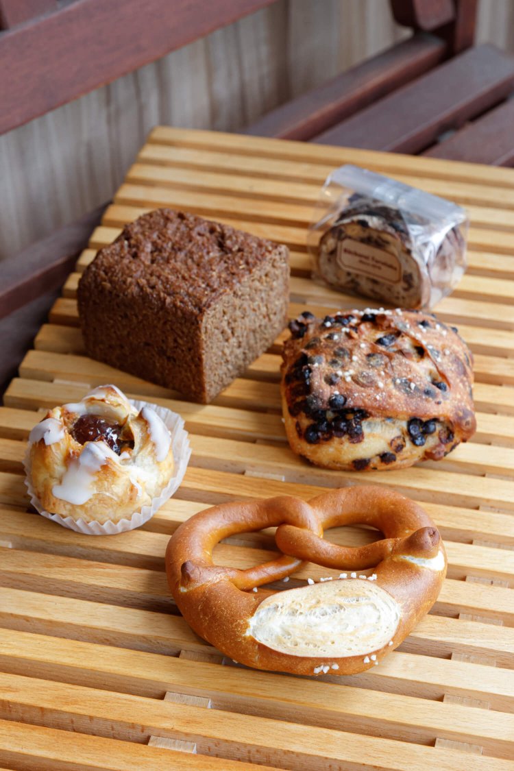 右下から時計回りに、ラウゲン・ブレッツェル220円、マロンパイ460円、プンパニッケル（ハーフ）520円、ドイツパンラスク270円、パンリュスティック ショコラマカダミア430円。