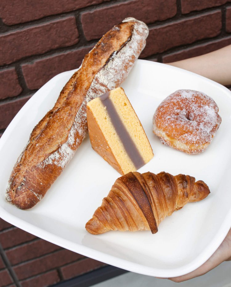 右上から時計回りに、ベーカリークレープが考える生ドーナツ180円、クロワッサンブール2022 280円、シベリア200円、河越小麦のバケット300円。