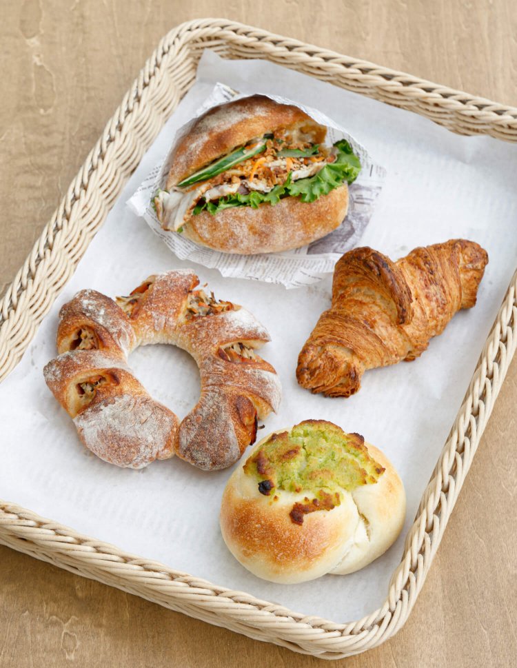 中央上から時計回りに、チャパタサンド ローストポーク420円、全粒粉クロワッサン260円、プレーンベーグル ずんだ白玉ずんだザマンド320円、ごぼうのエピリング270円。