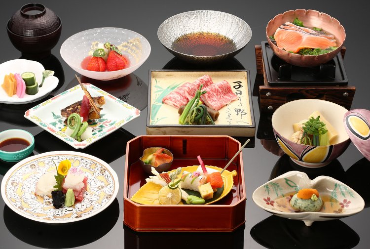 料理長こだわりの「だし」と旬の食材を使った贅沢な和食会席。