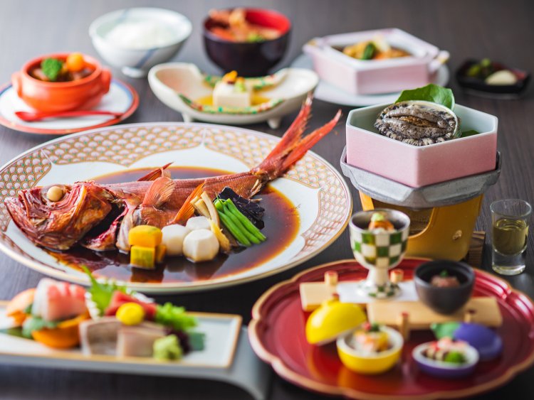 長年注ぎ足された煮汁が決め手のキンメダイの煮付け。