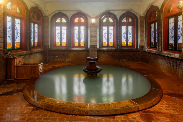 昭和25年（1950）に造られた「浪漫風呂」。ローマの噴水を模した洋風の浴堂だ。