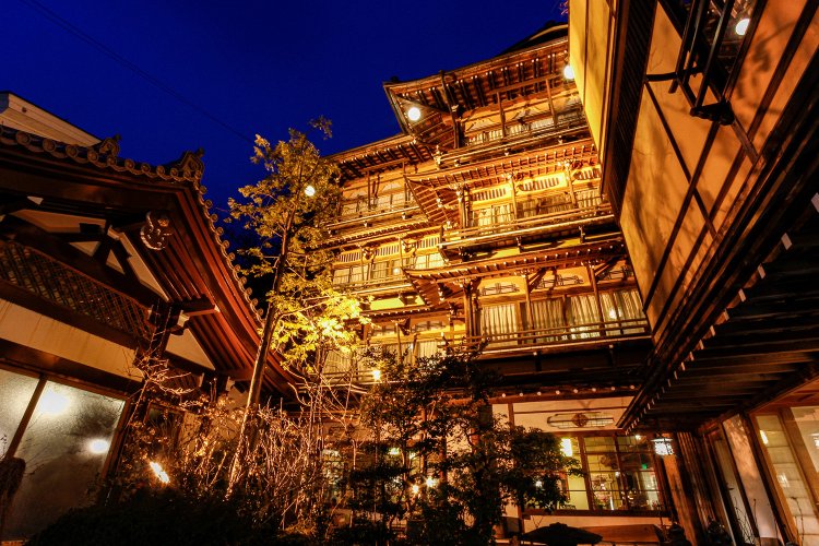 いまでは貴重な木造4階建ての「斉月楼」。