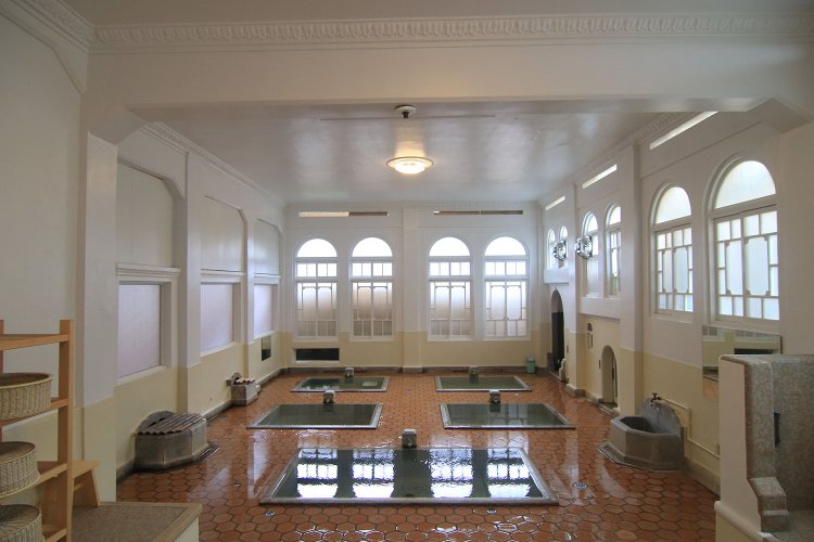 「元禄の湯」は昭和5年（1930）築で町の重要文化財。