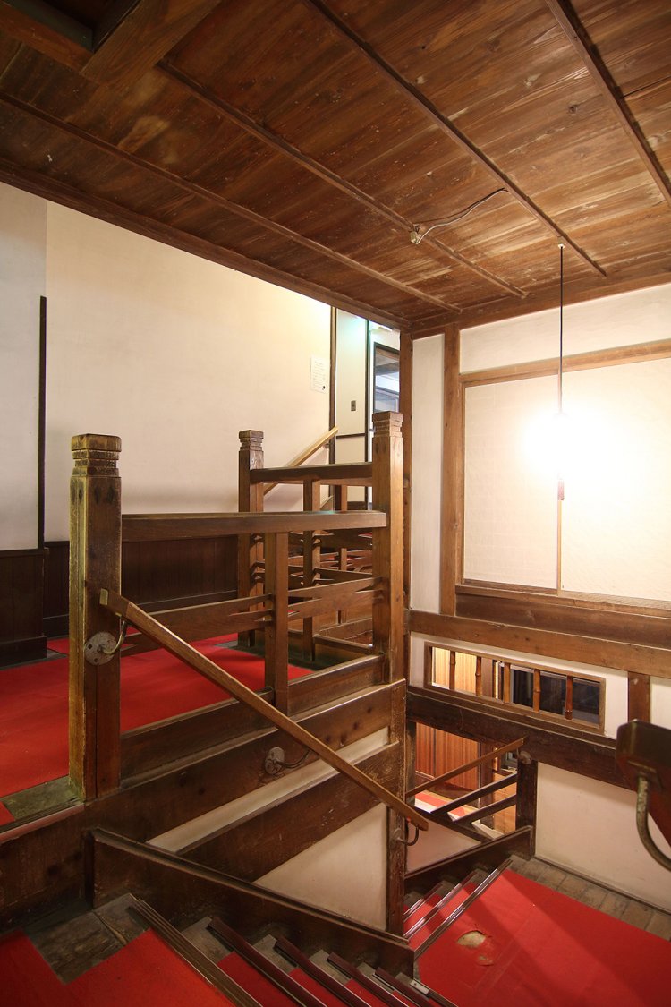 本館内階段は3階の増設時に造られた。通るたびに音が立つのも味わい。
