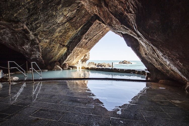 洞窟風呂「忘帰洞」の名前は、紀州徳川家15代当主の頼倫が「帰るのを忘れさせるほど心地よい」といったことに由来。