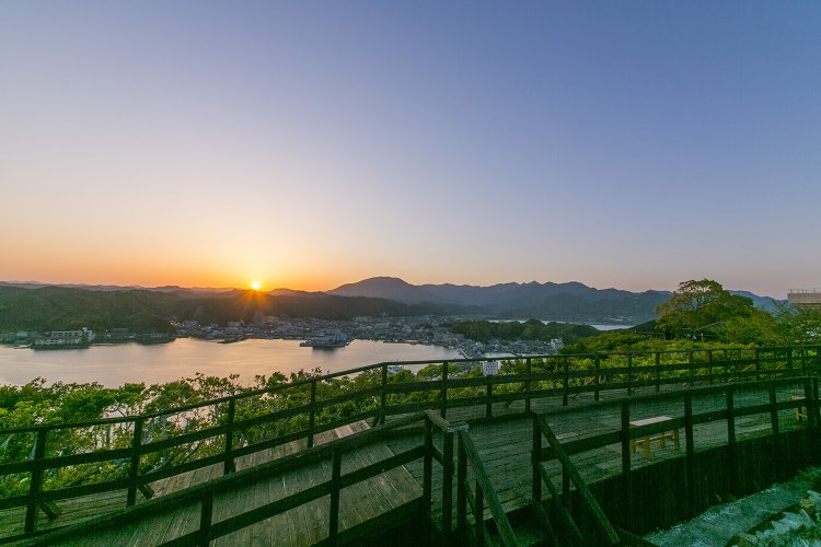 狼煙山遊園にある海抜約80ｍの展望台からは絶景が広がる。