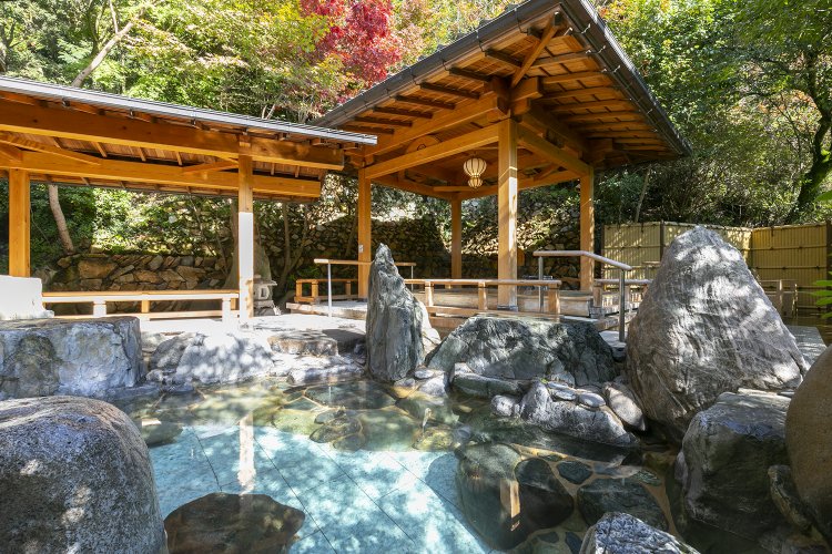 豊かな自然に包まれる「せせらぎの湯」の岩露天風呂。