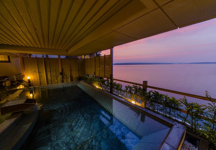 海に浮かんでいるような気分になれる「恵比寿の湯」の空中露天風呂。