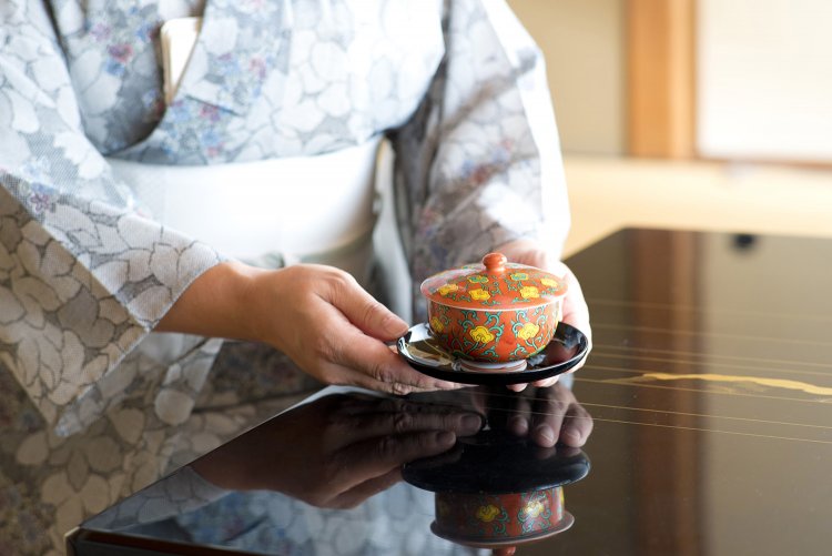 チェックインして部屋でひと息。お茶とお菓子のおもてなしがうれしい。