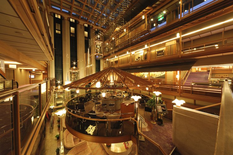 吹き抜けになっており、館内を見渡せる「バーしぐれ」。