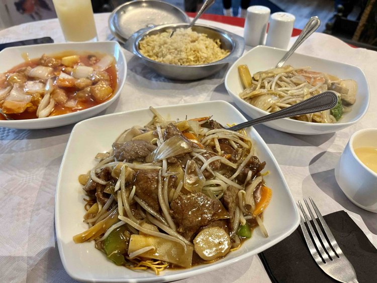 イギリス仕様の中華。フォークで食べる違和感……。