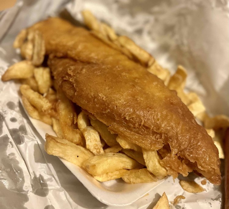 筆者のお気に入りの店のフィッシュ＆チップス。これはビネガー＆塩で味付け。藁半紙にくるんで供される。