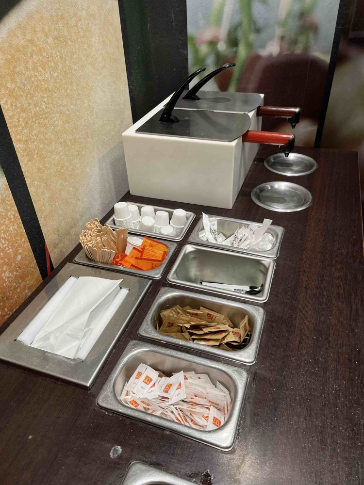 マクドナルドのレジ横風景。ケチャップとバーベキューソースはポンプ式。