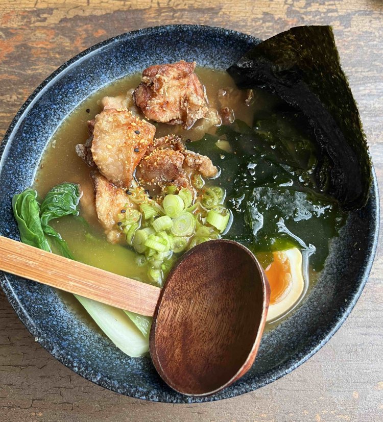 とあるIzakayaのRamen。なぜか唐揚げと青梗菜がのっていた。
