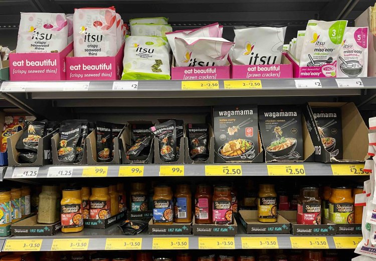 スーパーの日本食ゾーン。いくつか大手のブランドがあり、それぞれレストランも展開中。