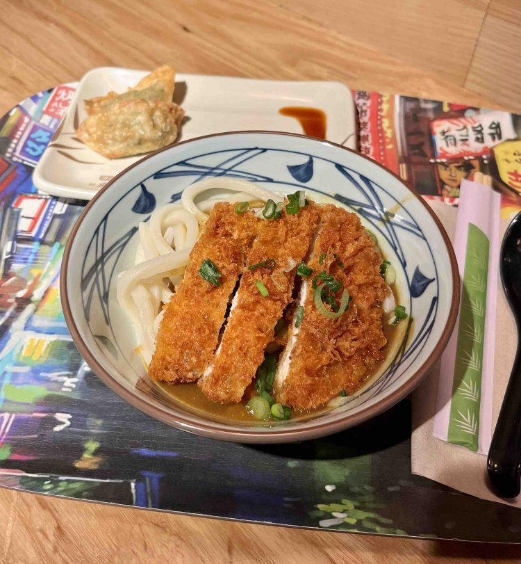 ロンドンで数を増やす丸亀製麺のChicken Katsu Udon。Gyozaをつまみに。