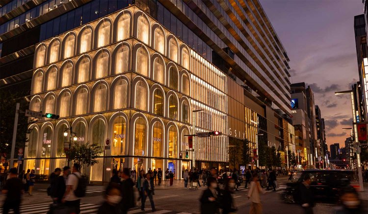 海外ブランドが軒を連ね、ピカピカと光り輝く銀座中央通り。