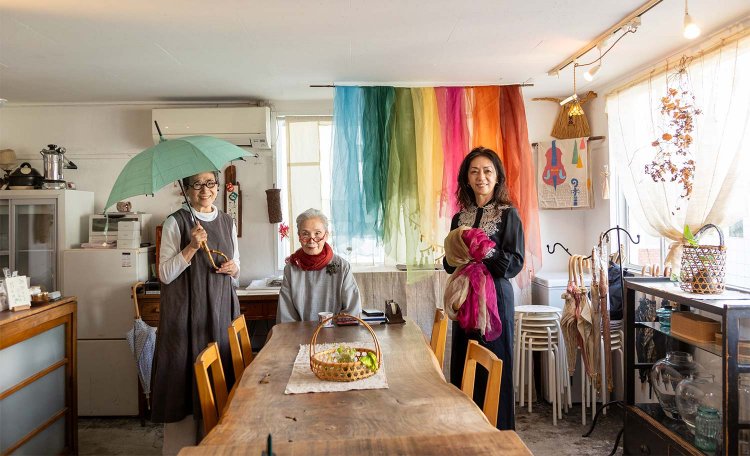 宮脇さんを挟み、洋傘作家の近藤美佐子さんと草木染めストール作家の安倍佑里乃さん。