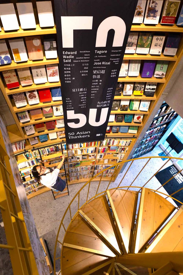 小さな店だが背の高い書棚が圧巻。アジアの思想家50人を紹介する。