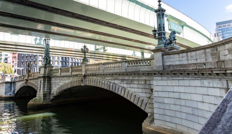 江戸幕府の幕開けに架けられた日本橋は五街道の起点。