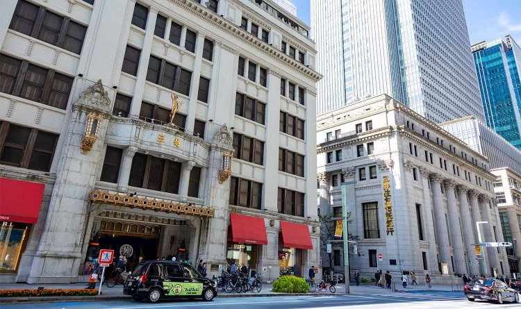 日本橋中央通りにはクラシカルな建築が立ち並ぶ。