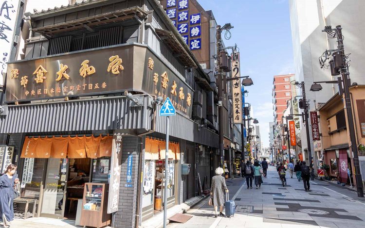 再開発地区・日本橋室町一丁目。小路の情景が見られるのも今のうち。