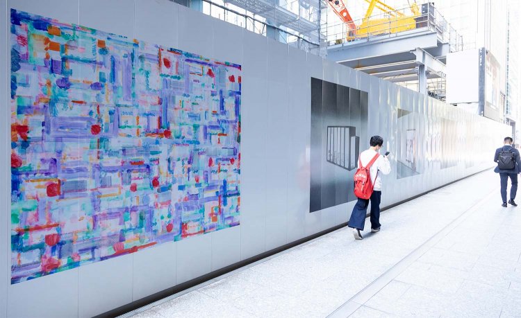 アートの街を象徴する試み「KYOBASHI ART WALL」に入選した若手アーティスト作品を仮囲いで展示中。