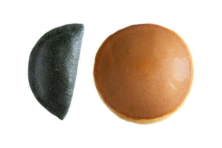 草もち1個280円、ふかふかのどら焼き330円。