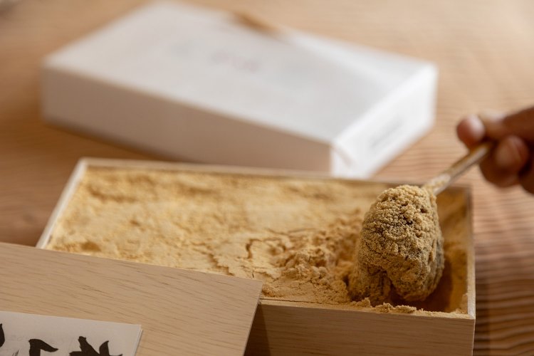 わらび餅8切入り木箱1720円。