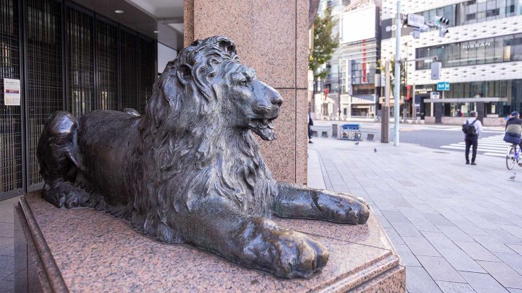 銀座三越のライオン像は客の守護神。なでていく人もいて、ライオンの手はテカテカに光る。