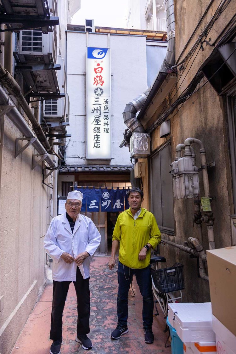 初代の岡田さんと、2代目でプロレスラーの三州さん。板前さんと3人で日々豊洲市場へ出かけている。