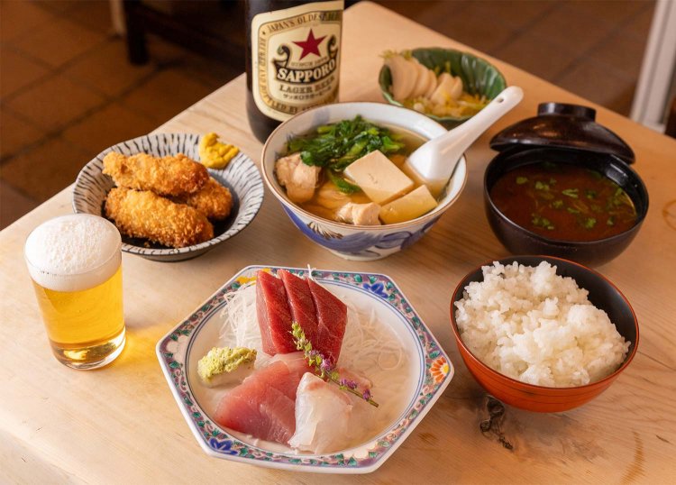 刺身盛り合わせ定食1500円は味噌汁、お新香付き。冬の名物カキフライは1個350円から注文可。名物のとり豆腐680円は胃の腑に染みる。サッポロ赤星大瓶950円。